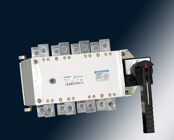 NMGLZ1-63A~3150A轉(zhuǎn)換隔離開(kāi)關(guān)（雙投開(kāi)關(guān)）上下組合運(yùn)用于兩條低壓電路切換或者兩個(gè)負(fù)載設(shè)備的轉(zhuǎn)換或安全隔離等。…