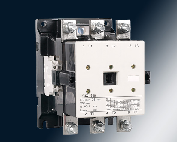 CJX1交流接觸器適用于交流50Hz或60Hz、電壓至690V、電流至475A的電力線(xiàn)路中，供遠(yuǎn)距離頻繁起動(dòng)和控制電動(dòng)機(jī)及接通與分?jǐn)嚯娐?。?jīng)加裝機(jī)械聯(lián)鎖機(jī)構(gòu)后組…